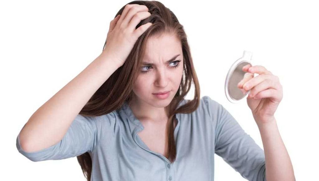 Dandruff Tips: విపరీతమైన చుండ్రుతో ఇబ్బంది పడుతున్నారా.? అయితే ఈ సింపుల్ టిప్ను ఓసారి ట్రై చేయండి.. వెంటనే ఫలితం. Dandruff Tips: విపరీతమైన చుండ్రుతో ఇబ్బంది పడుతున్నారా.? అయితే ఈ సింపుల్ టిప్ను ఓసారి ట్రై చేయండి.. వెంటనే ఫలితం.