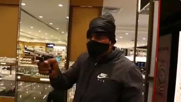 Viral video: షాపింగ్ మాల్లో ముష్కరులు ..! కోదమసింహాల్లా వేటాడిన ఢిల్లీ పోలీసులు.. చివర్లో ట్విస్ట్..