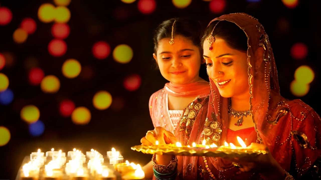 Diwali 2021: దీపావళీ రోజు స్త్రీలు ఇంట్లోవాళ్లకు ఎందుకు హారతులు ఇస్తారో తెలుసా ?.. స్టోరీ తెలుసుకోండి..