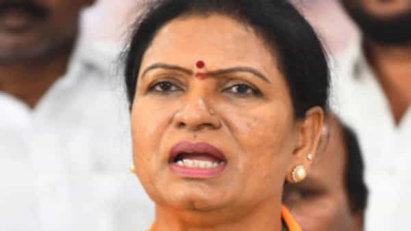 TS Politics: దళితబంధుపై చడీచప్పుడు లేదేంటి.. కేసీఆర్ ఈ పథకాన్ని కూడా అటకెక్కిస్తారేమో.. డీకే అరుణ విమర్శలు..