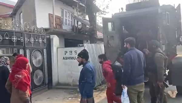 Encounter: కుల్గాంలో ఎన్కౌంటర్.. 60 మంది పాఠశాల పిల్లల్ని కాపాడిన బలగాలు
