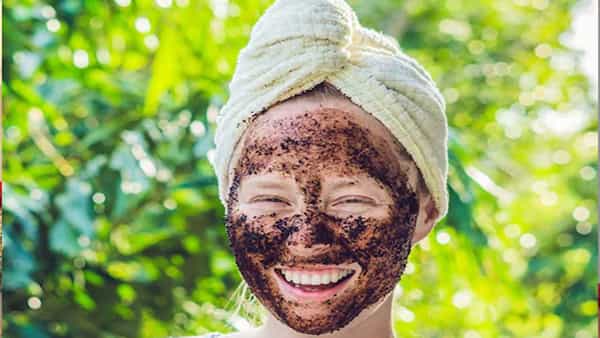 Skin Care: చలికాలంలో ముఖానికి స్క్రబ్ వాడుతున్నారా ? అయితే ఈ ఫేస్ స్ర్కబ్ గురించి తెలుసుకోండి..