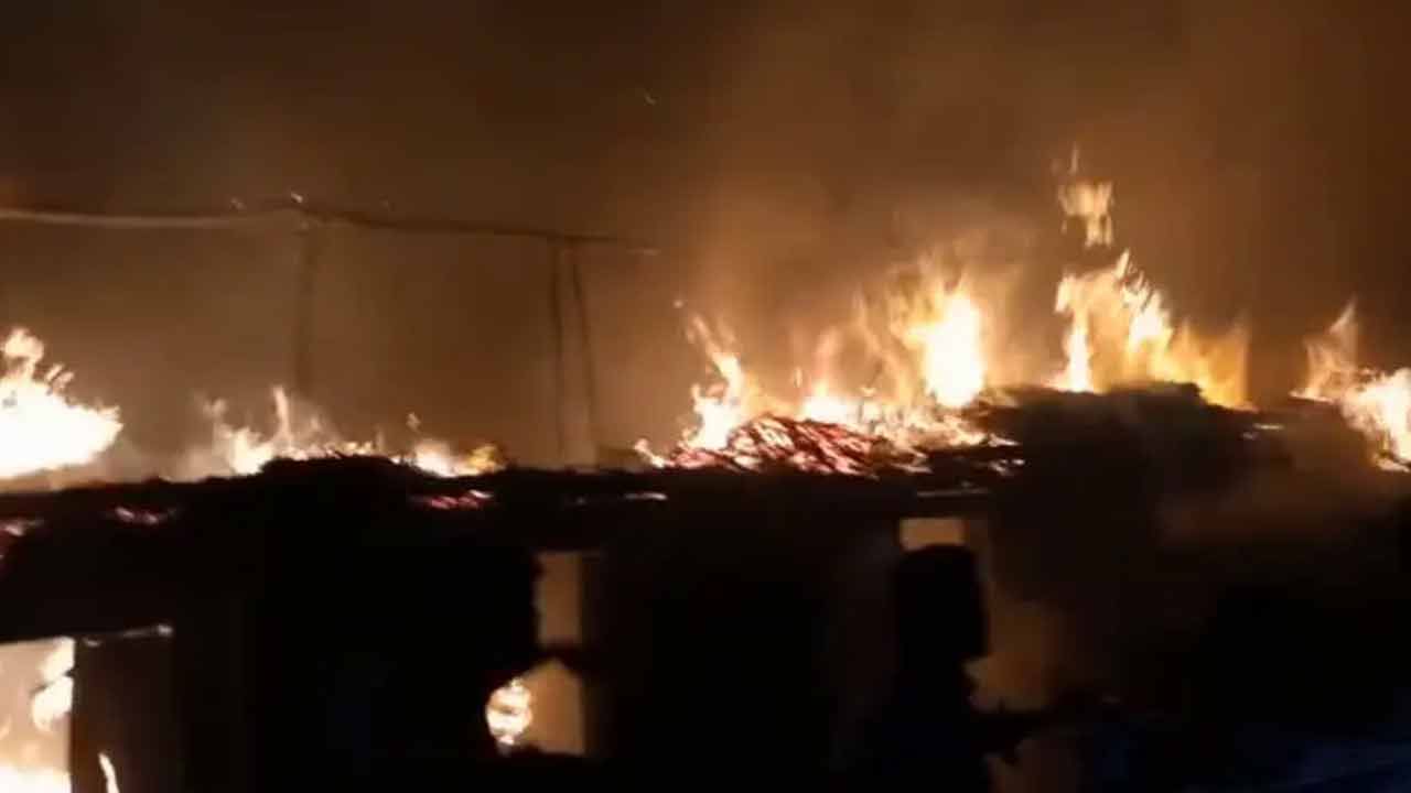 Fire Accident: విజయనగరం జిల్లాలో భారీ అగ్నిప్రమాదం.. 30 ఇళ్లు దగ్ధం..
