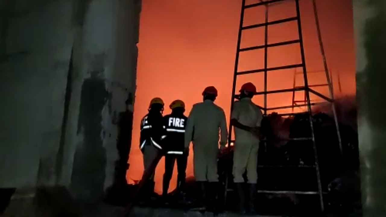 Fire Accident: భాగ్యనగరంలో భారీ అగ్నిప్రమాదం.. కాటన్ మిల్లులో ఎగిసిపడిన మంటలు..