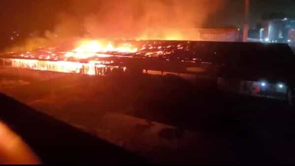 Gujarat Fire Accident: గుజరాత్లో భారీ అగ్ని ప్రమాదం.. 20 ఫైరింజన్లు వచ్చినా అదుపులోకి రాని మంటలు..