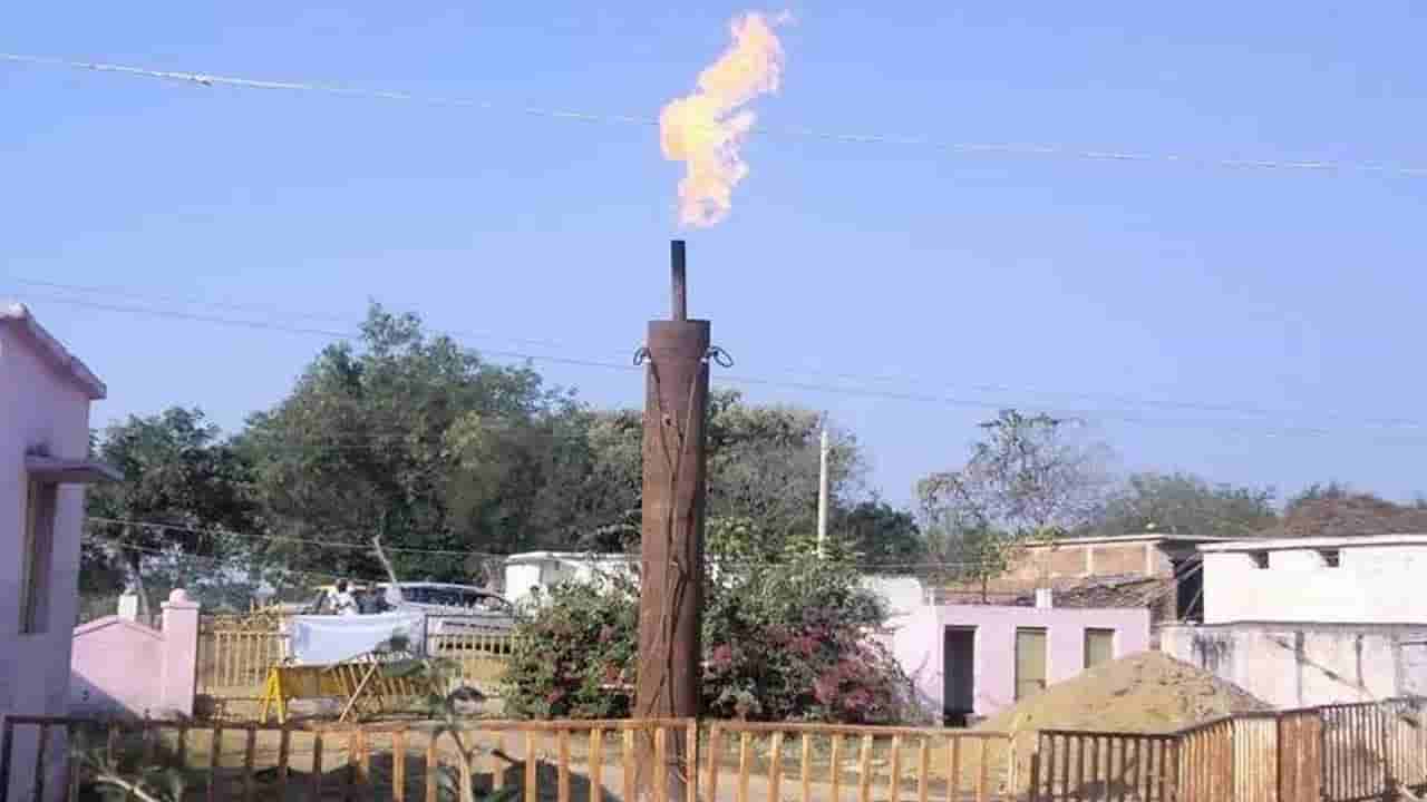 Flames from Borewell: బోర్ వెల్ నుంచి మంటలు.. 22 రోజులు గడిచినా ఆగలేదు.. ప్రమాదం లేదంటున్న ఓఎన్జీసీ అధికారులు!