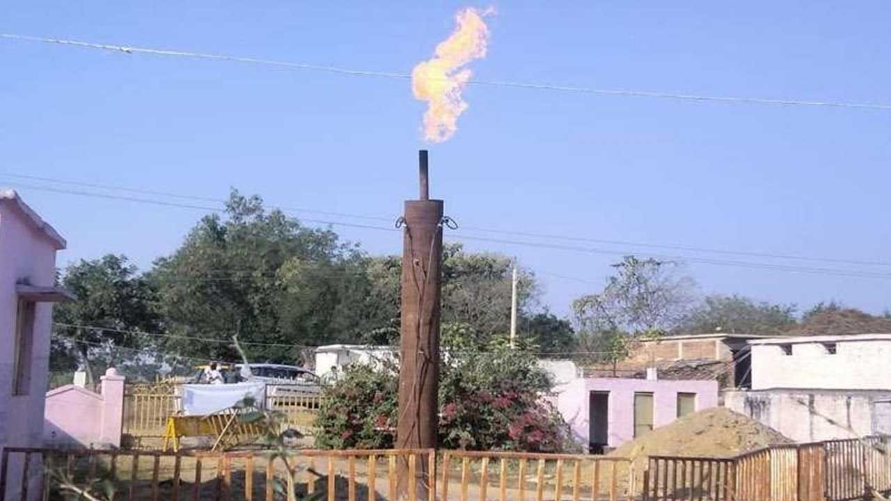Flames from Borewell: బోర్ వెల్ నుంచి మంటలు.. 22 రోజులు గడిచినా ఆగలేదు.. ప్రమాదం లేదంటున్న ఓఎన్జీసీ అధికారులు!