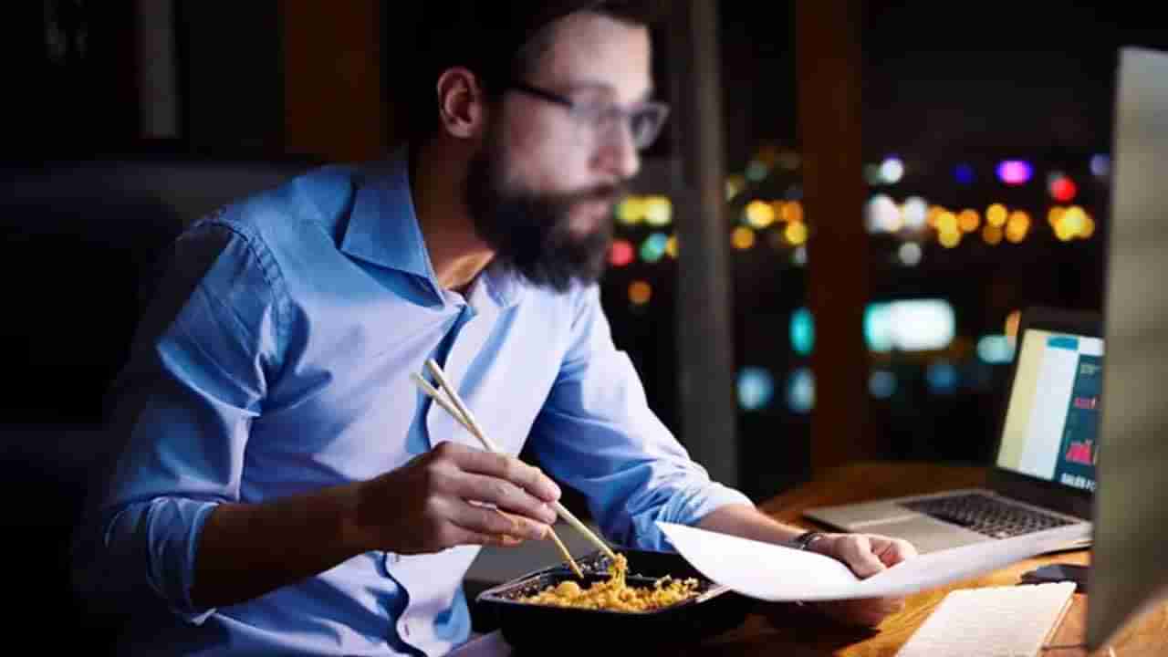 Late Night Eating: మీరు అర్ధరాత్రి సమయంలో తింటున్నారా..? ప్రమాదమే.. పరిశోధనలలో కీలక విషయాలు