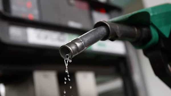 Petrol Diesel Price Reduce: కేంద్ర ప్రభుత్వం సంచలన నిర్ణయం.. పెట్రోల్, డీజిల్పై ఎక్సైజ్ డ్యూటీ భారీ తగ్గింపు..