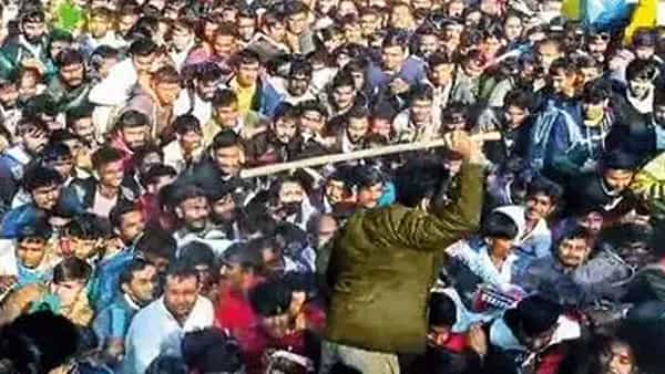 Viral Video: గుజరాత్లో ఉద్యోగ ప్రకటన.. గ్రామ రక్షక్ పోస్టుల కోసం నిరుద్యోగులు ఎలా క్యూ కట్టారో చూడండి.. వీడియో