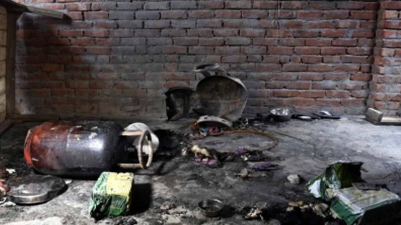 Gas Cylinder Blast:  నానక్‌రామ్‌ గూడలో భారీ పేలుడు.. 11 మందికి గాయాలు..