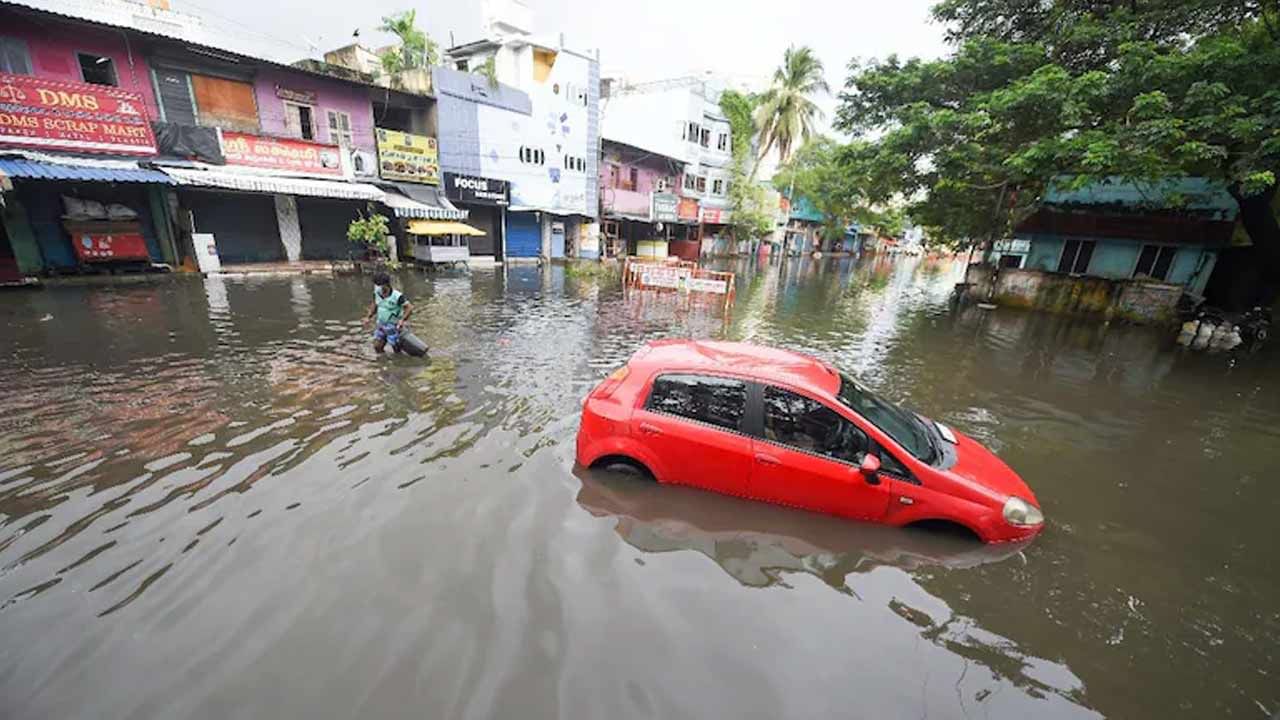 Heavy Rainfall: నీటిలోనే  నానుతున్న చెన్నై.. మరో వార్నింగ్ జారీ చేసిన ఐఎండీ..