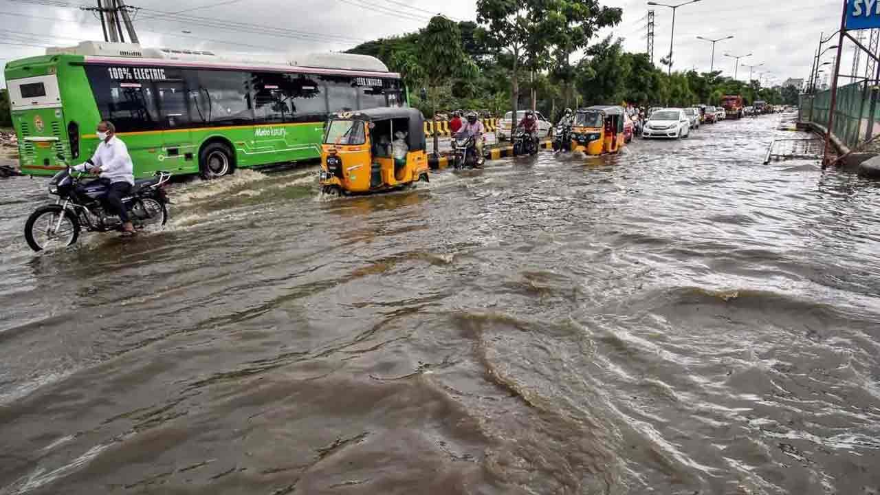 Hyderabad Rains: రాగల 48 గంటల్లో హైదరాబాద్ సహా పలు జిల్లాల్లో మోస్తరు నుంచి భారీ వర్షాలు.. ఎల్లో అలెర్ట్ జారీ