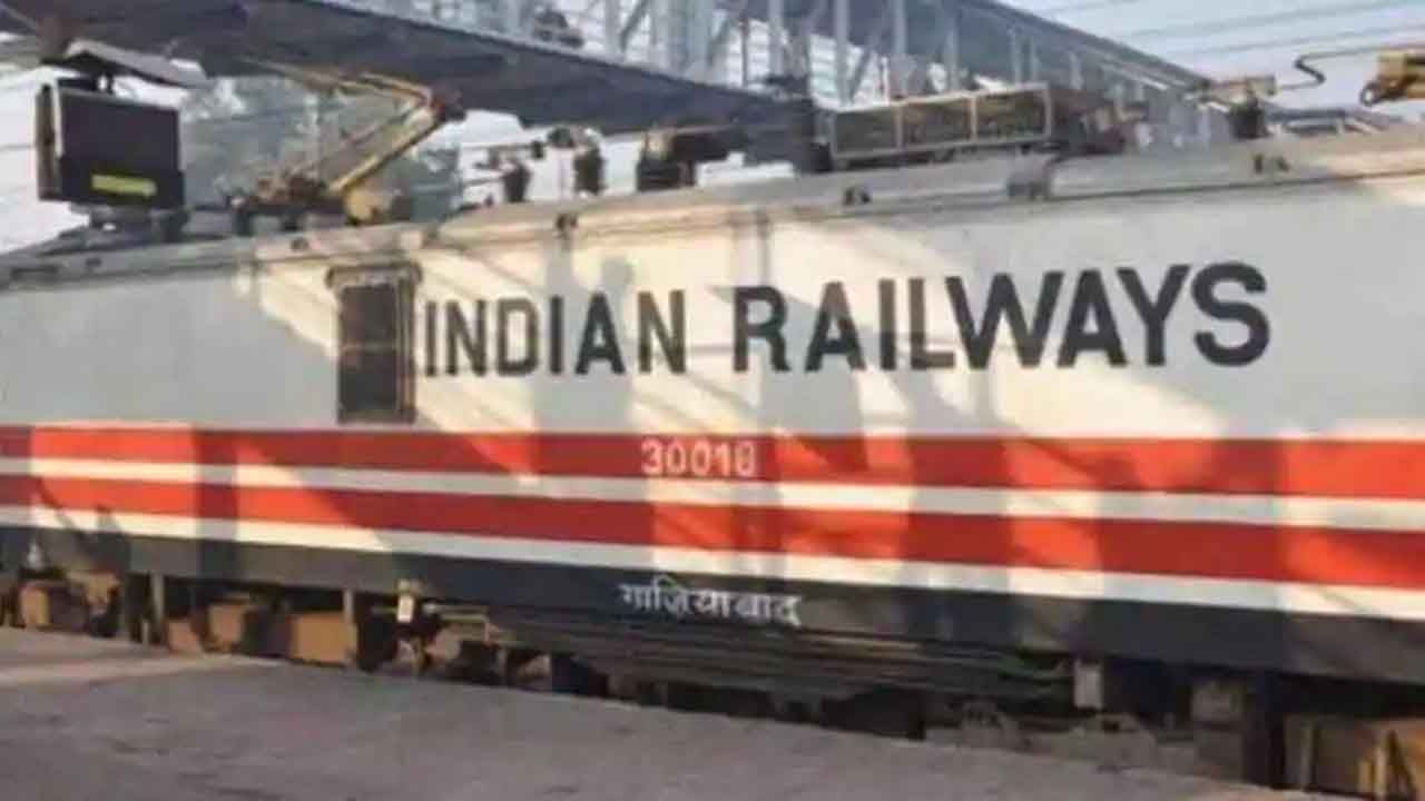Indian Railway: రైల్వే శాఖ కీలక నిర్ణయం.. ప్రయాణికులకు గుడ్‌న్యూస్‌.. రైలు ఛార్జీలు తగ్గనున్నాయి.. ఎంత అంటే..!