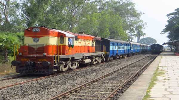 Indian Railways: రైల్వే ప్రయాణికులు అలర్ట్.. ఆ సమయాల్లో నిలిచిపోనున్న రిజర్వేషన్ సేవలు