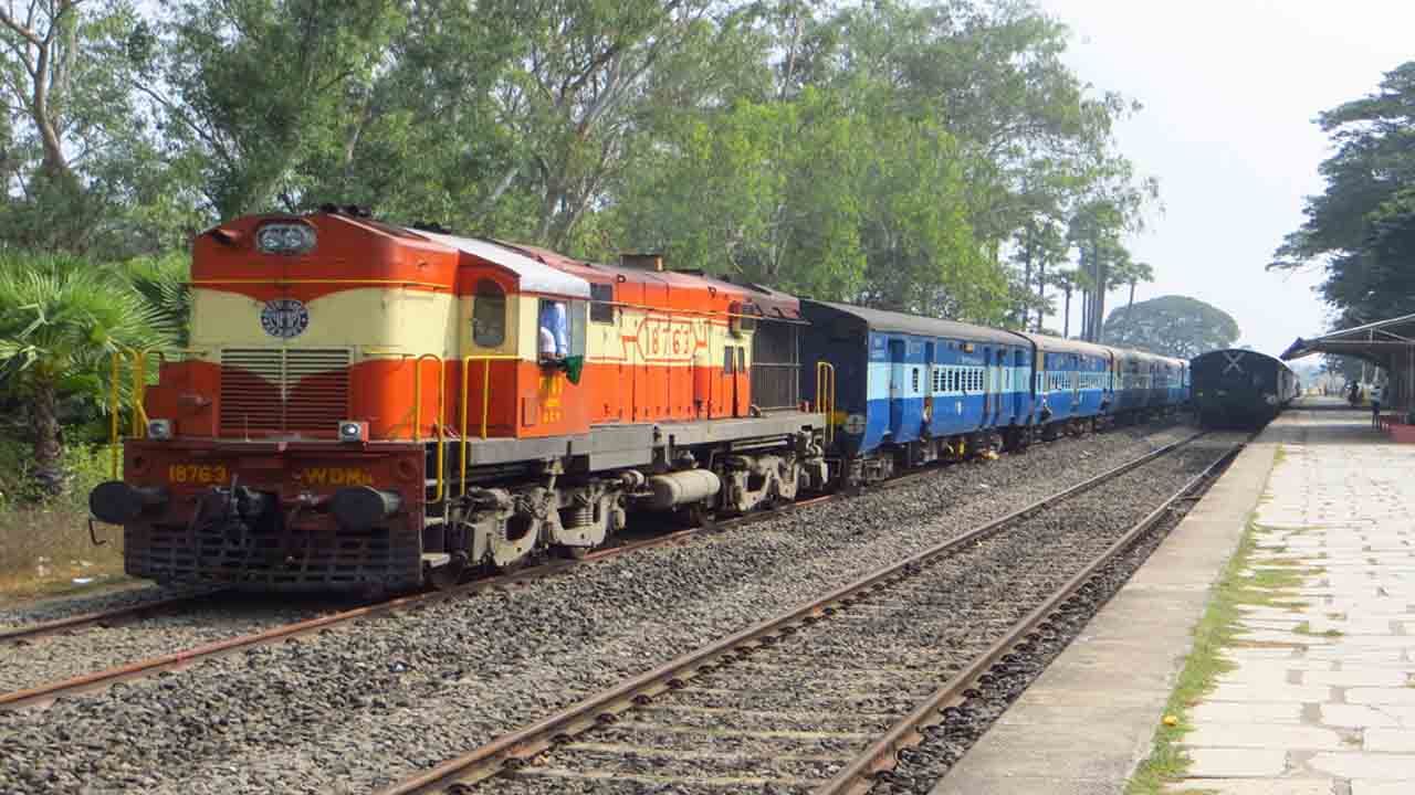 Indian Railways: రైల్వే ప్రయాణికులు అలర్ట్‌.. ఆ సమయాల్లో నిలిచిపోనున్న రిజర్వేషన్‌ సేవలు