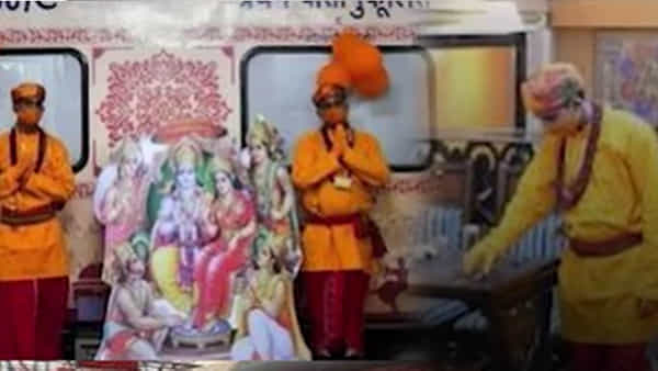 IRCTC Ramayan Yatra: రామాయణ సర్క్యూట్ రైల్లో వెయిటర్ల దుస్తులపై వివాదం.. ఉజ్జయిని మహర్షుల అభ్యంతరం ఎందుకంటే..