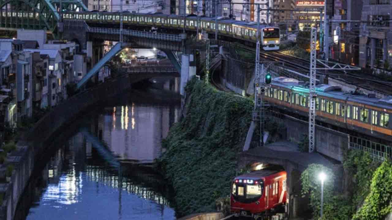 Japanese Train: రైలును నిమిషం ఆలస్యంగా నడిపినందుకు డ్రైవర్‌కు ఫైన్.. న్యాయం జరిగేవరకూ పోరాడతా అంటున్న రైల్వే డ్రైవర్..