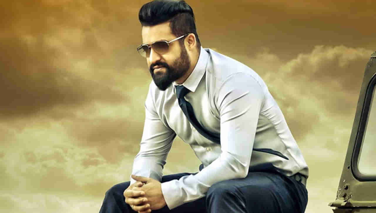 Young Tiger NTR: విహార యాత్రలో యంగ్‌ టైగర్‌.. భార్య పిల్లలతో కలిసి ఇలా.. స్టైలిష్‌ లుక్‌లో ఎన్టీఆర్‌..