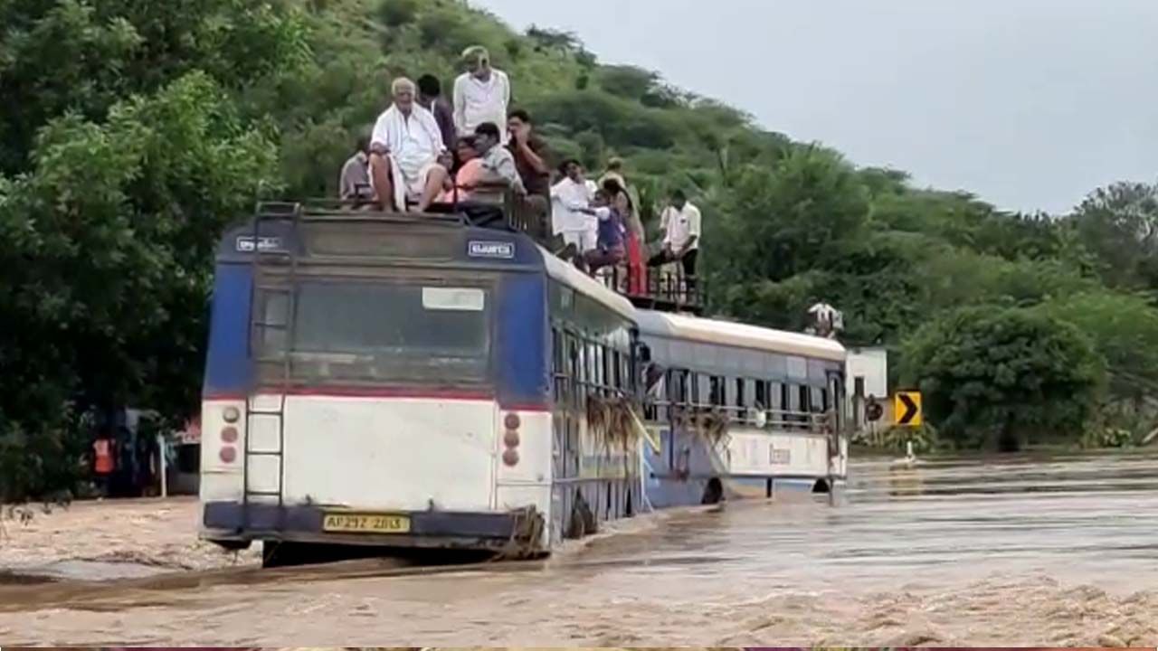 AP Rains: వరద నీటిలో చిక్కుకున్న రెండు ఆర్టీసీ బస్సులు.. టాప్‌ ఎక్కి సహాయం కోసం ప్రయాణికుల ఆర్తనాదాలు..