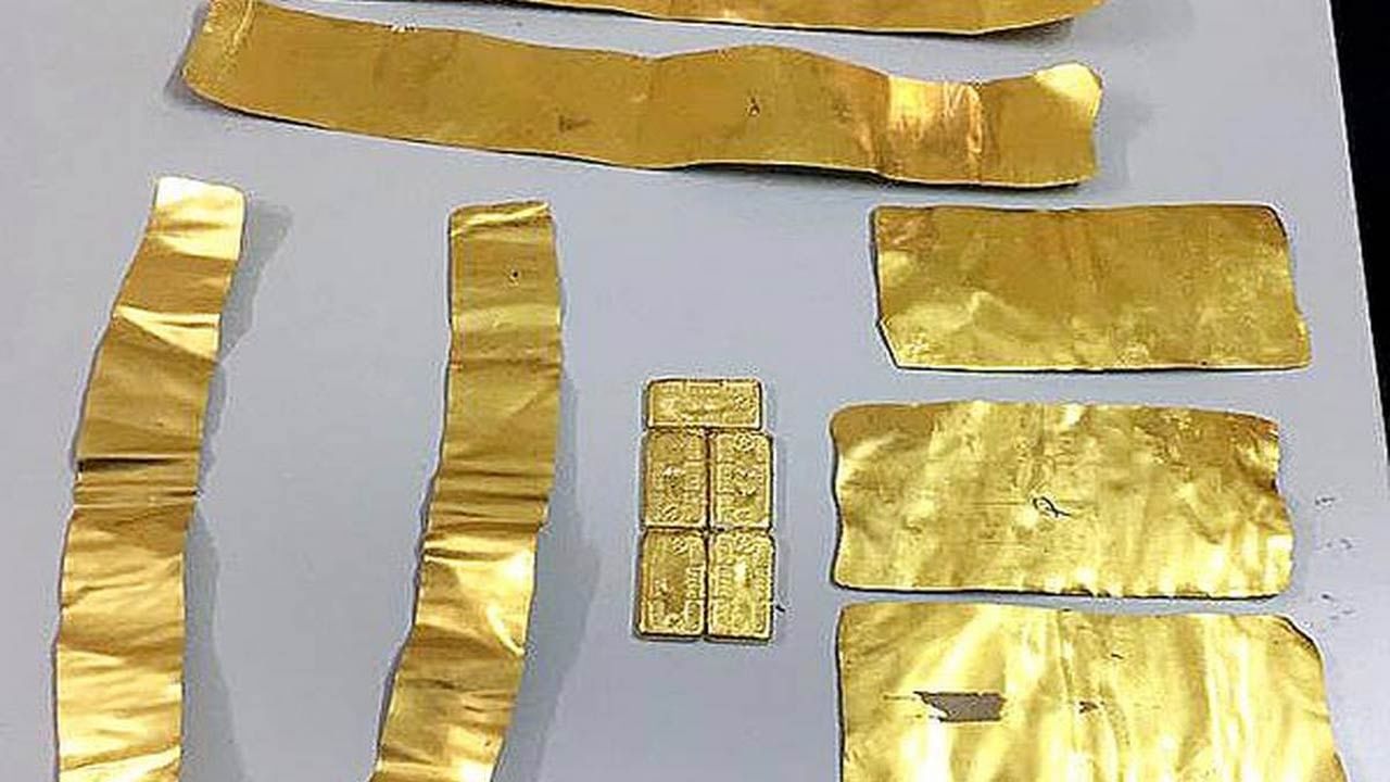 Gold Smuggling: శానిటరీ న్యాప్కిన్స్‌లో దాచి బంగారం రవాణా..  తనిఖీల్లో దొరికిపోయిన ఎయిర్‌ హోస్టెస్‌