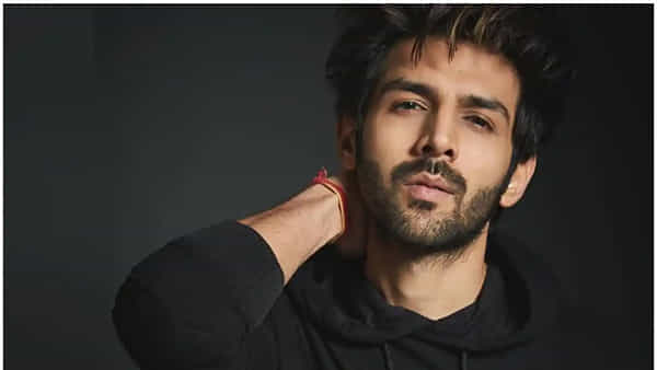 Kartik Aaryan: యంగ్ హీరో పేరును ట్యాటూగా వేయించుకున్న లేడీ ఫ్యాన్.. సెల్ఫీ తీసుకుని థ్యాంక్స్ చెప్పిన ధమాకా నటుడు..