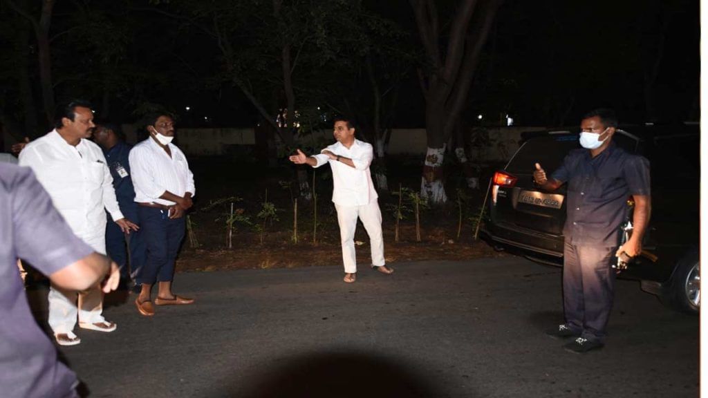 KTR: మరోసారి మానవత్వం చాటుకున్న కేటీఆర్.. యాక్సిడెంట్లో గాయపడిన విద్యార్థులను ఎస్కార్ట్ వాహనంలో ఆస్పత్రికి తరలింపు.. KTR: మరోసారి మానవత్వం చాటుకున్న కేటీఆర్.. యాక్సిడెంట్లో గాయపడిన విద్యార్థులను ఎస్కార్ట్ వాహనంలో ఆస్పత్రికి తరలింపు..
