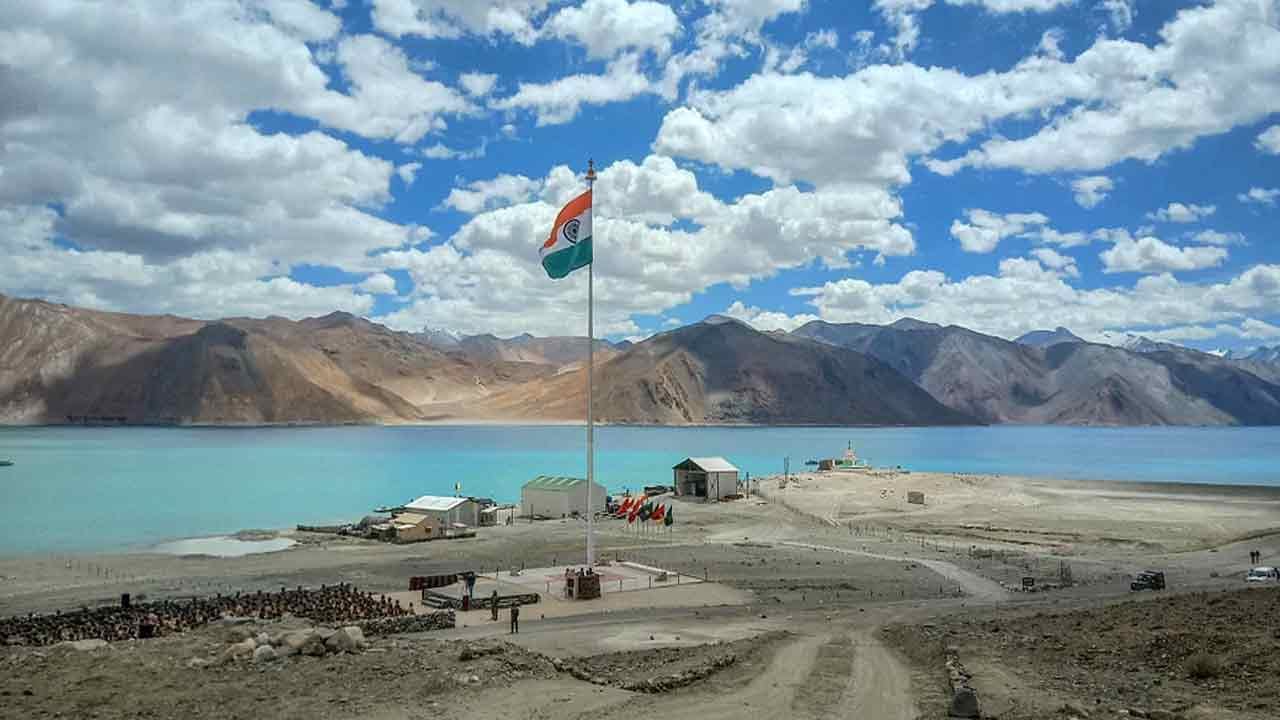 Ladakh Row: సరిహద్దుల్లో కమ్మకుంటున్న యుద్ధ మేఘాలు.. భారీగా మోహరించిన ఇరు దేశాల సైనికులు..