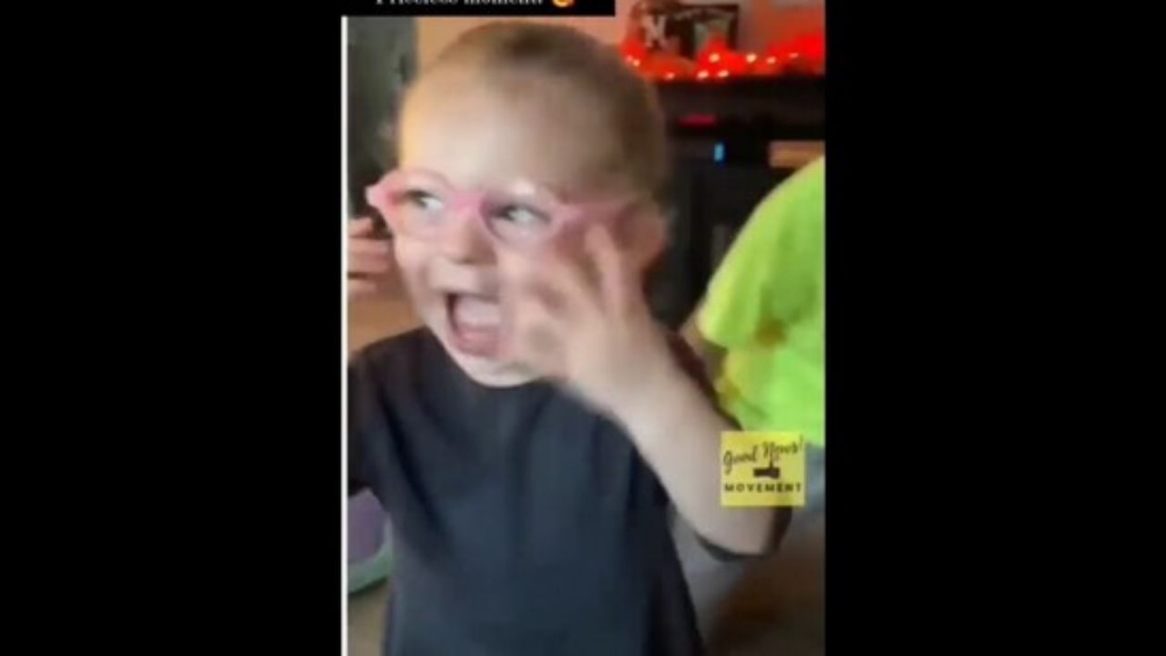 Viral Video: తొలిసారి ప్రపంచాన్ని స్పష‌్టంగా చూసిన చిన్నారి.. ఆ చిరునవ్వుకు ఫిదా అవ్వకుండా ఉండగలరా? నెట్టింట్లో వైరలవుతోన్న వీడియో