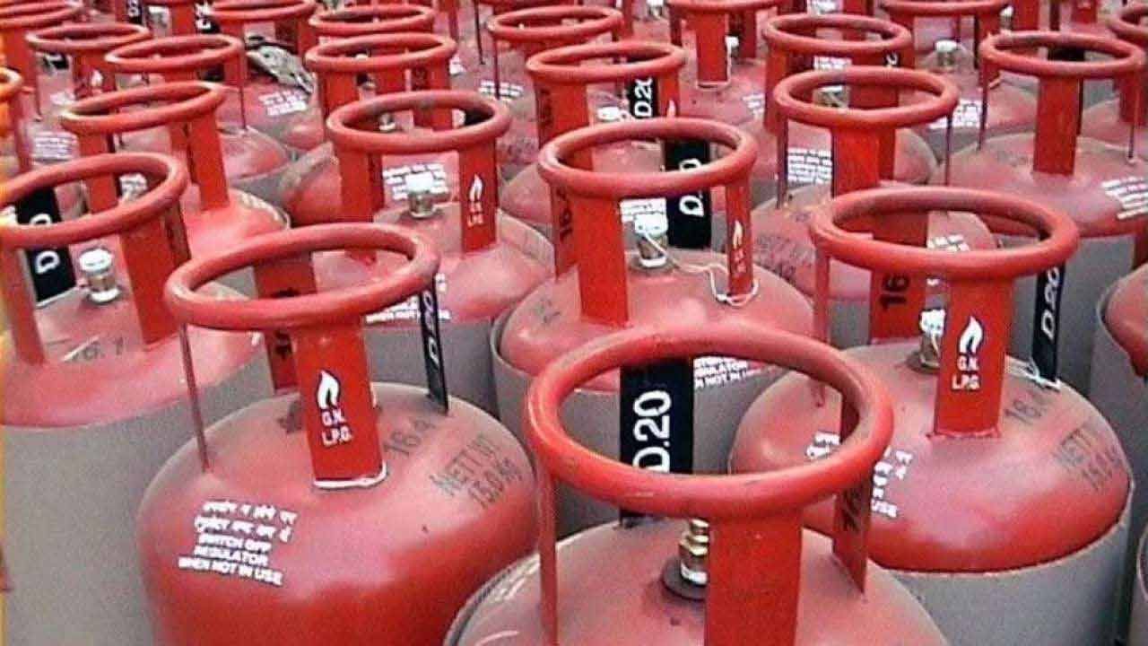 LPG Price Rise: దీపావళి ముందు భారీ షాక్.. పెరిగిన ఎల్పీజీ గ్యాస్ సిలిండర్ల ధర.. ఎంత పెరిగిందంటే..