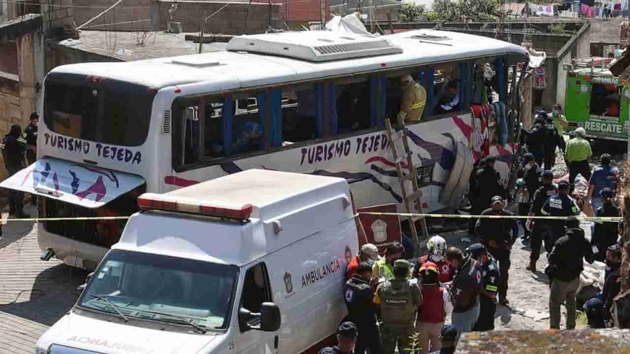 Mexico Bus Accident: తీర్థయాత్రకు వెళ్తుండగా విషాదం.. బ్రేకులు ఫెయిలై భవనంలోకి దూసుకెళ్లిన బస్సు.. 19మంది మృతి