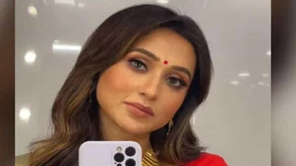 Mimi Chakraborty: ఫొటోలు డిలీట్ అయ్యాయని ఎంపీ ట్వీట్.. భిన్న రకాలుగా స్పందిస్తోన్న నెటిజన్లు..