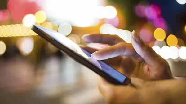 Mobile Chat App: మొబైల్ చాటింగ్కు బానిసై.. ఇంటినుంచి పారిపోయిన బాలుడు.. అసలు విషయం తెలిస్తే షాకే..