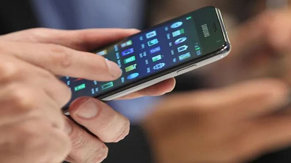 Mobile Phone: మొబైల్ ఫోన్ చూస్తూ టైం వేస్ట్ చేస్తున్నారా..! అయితే మీరే నెంబర్ వన్..? ఎలాగంటే.. Mobile Phone: మొబైల్ ఫోన్ చూస్తూ టైం వేస్ట్ చేస్తున్నారా..! అయితే మీరే నెంబర్ వన్..? ఎలాగంటే..