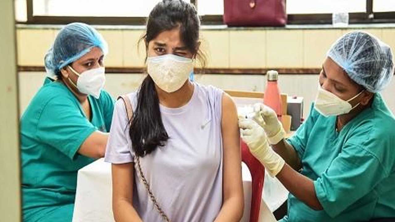 Mumbai Vaccination: కరోనా టీకాలు వేయడంలో రికార్డు సాధించిన ముంబయి.. అక్కడ అందరికీ మొదటి డోసు పూర్తి!