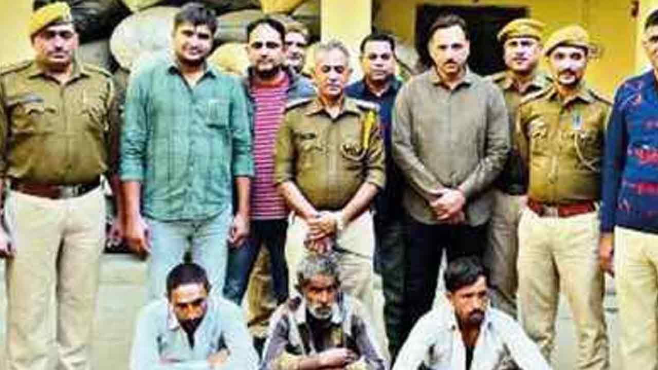 Crime News: చపాతీలు చేయనన్నందుకు యువకుడి హత్య.. దారుణంగా గొంతుకోసి..