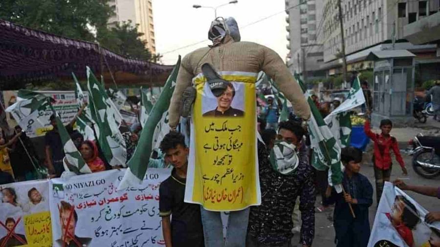 Pakistan News: పాకిస్తాన్లో తీవ్ర ద్రవ్యోల్భణం.. పెట్రోలు, చక్కెర, పాలు సహా పలు వస్తువుల ధరల పెరుగుదల Pakistan News: పాకిస్తాన్లో తీవ్ర ద్రవ్యోల్భణం.. పెట్రోలు, చక్కెర, పాలు సహా పలు వస్తువుల ధరల పెరుగుదల