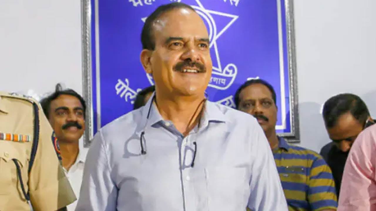 Supreme Court: మీరు ఎక్కడ ఉన్నారో చెప్పండి.. ముంబై మాజీ పోలీస్ బాస్‌ను ఆదేశించిన సుప్రీం కోర్టు..