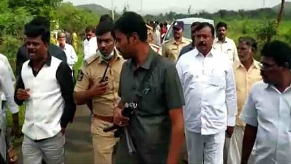 పెనుగొండ మున్సిపాలిటీలో స్వల్ప ఉద్రిక్తత.. గోరంట్ల మాధవ్ - పార్థసారథి పరస్పరం తిట్ల దండకం