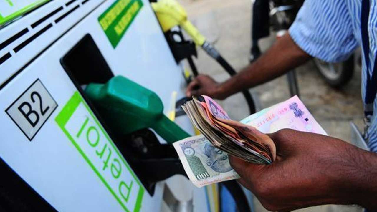 Petrol Diesel Price: మెట్రో నగరాల్లో స్థిరంగా పెట్రో ధరలు.. తెలంగాణ, ఏపీల్లో మాత్రం ఇలా..