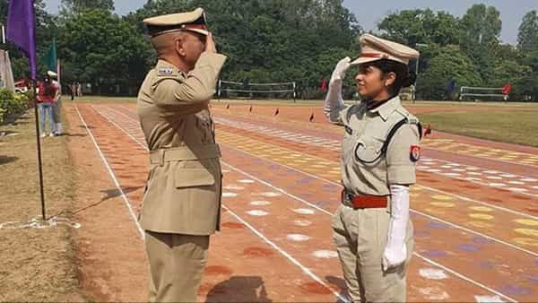 Proud Moment: ఇంతకంటే అద్భుత క్షణాలేముంటాయి.. నెట్టింట్లో వైరలవుతోన్న తండ్రీ కూతుళ్ల సెల్యూట్ ఫొటోలు..