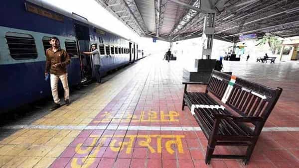 Indian Railways: ఏసీ కోచ్లు రైలు మధ్యలో.. అదే జనరల్ బోగీలు ముందు లేదా వెనకాల.. కారణం ఏంటో తెలుసా..?