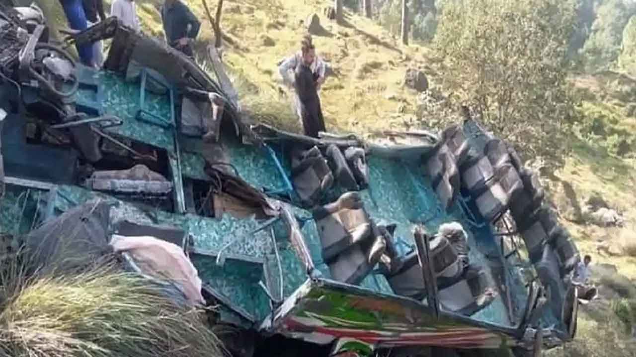 POK Accident: ఘోర ప్రమాదం.. బస్సు లోయలో పడి 22 మంది ప్రయాణికుల దుర్మరణం.. 8 మందికి..