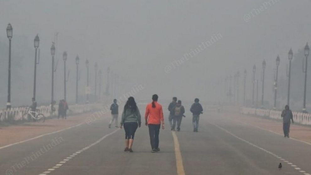 Delhi Pollution: డేంజర్ జోన్లో ఢిల్లీ ప్రజలు.. పెరుగుతున్న కళ్లు మంటలు, గొంతు నొప్పి కేసులు Delhi Pollution: డేంజర్ జోన్లో ఢిల్లీ ప్రజలు.. పెరుగుతున్న కళ్లు మంటలు, గొంతు నొప్పి కేసులు