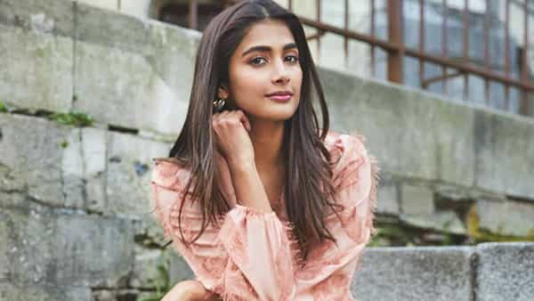 Pooja Hegde: మరోసారి లెహరాయి పాటకు స్టెప్పులేసిన బుట్టబొమ్మ.. హిట్ మూడ్లో పూజా హెగ్డే..