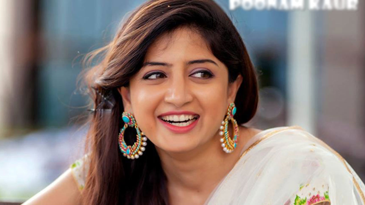 సినిమాలతో కంటే వివాదాలతోనే ఎక్కువ పాపులర్ అయ్యింది నటి పూనమ్ కౌర్. 