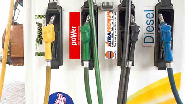 Petrol Diesel Price: వాహనదారులకు గుడ్న్యూస్.. తెలుగు రాష్ట్రాల్లోనూ పెరగని ధరలు.. మీ నగరంలో ఎలా ఉన్నాయో చెక్ చేసుకోండి..