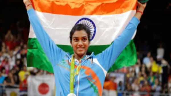 PV Sindhu: పద్మ భూషణ్ అందుకున్న బ్యాడ్మింటన్ క్వీన్ .. సోషల్ మీడియాలో హైదరాబాదీ స్టార్కు శుభాకాంక్షల వెల్లువ..