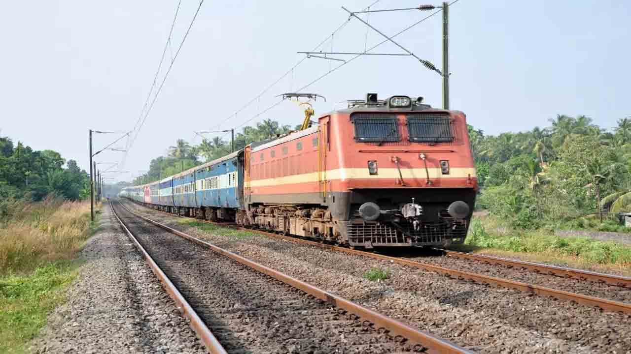 Railway Jobs: నిరుద్యోగులకు శుభవార్త.. భారతీయ రైల్వేలో 1785 ఉద్యోగ పోస్టులకు నోటిఫికేషన్‌..!