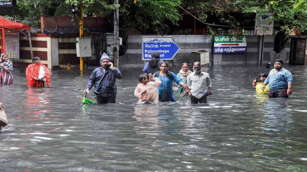 Tamil Nadu Rains: తమిళనాడుకు వాతావరణ శాఖ హెచ్చరిక.. మరో రెండు రోజులు భారీ నుంచి అతి భారీ వర్షాలుంటాయని వెల్లడి..